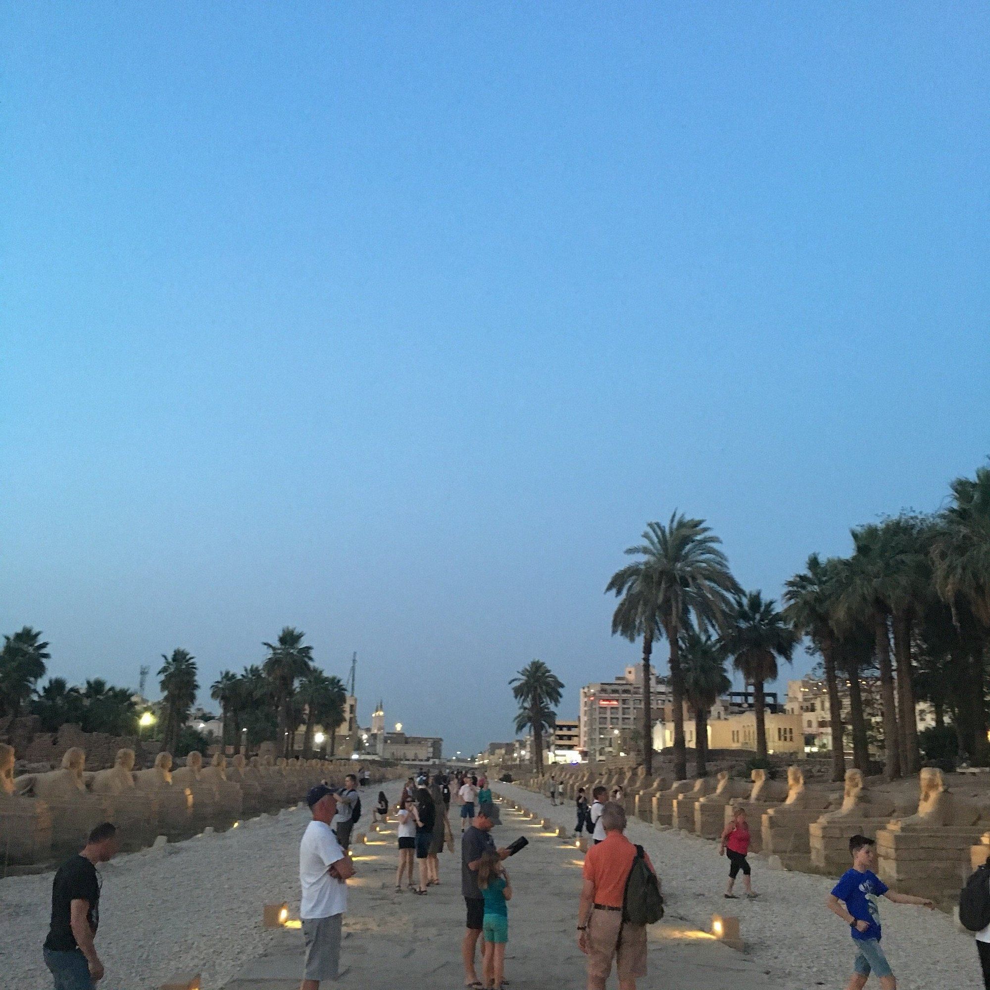 Avenida Sphinx del centro de la ciudad de Luxor