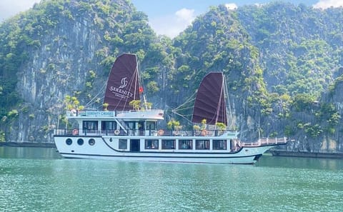 Halong Bay – Lan Ha Bay from Cat Ba Island: Cruise and Kayak Tour