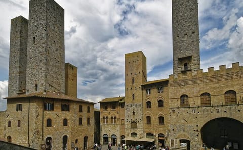Private Historic Walking Tour of San Gimignano, Italy