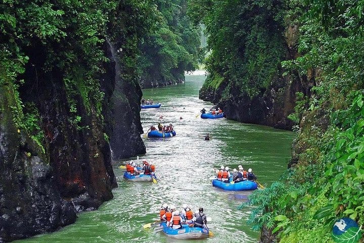 Day Trip to Pacuare River Rafting Class III-IV from San Jose