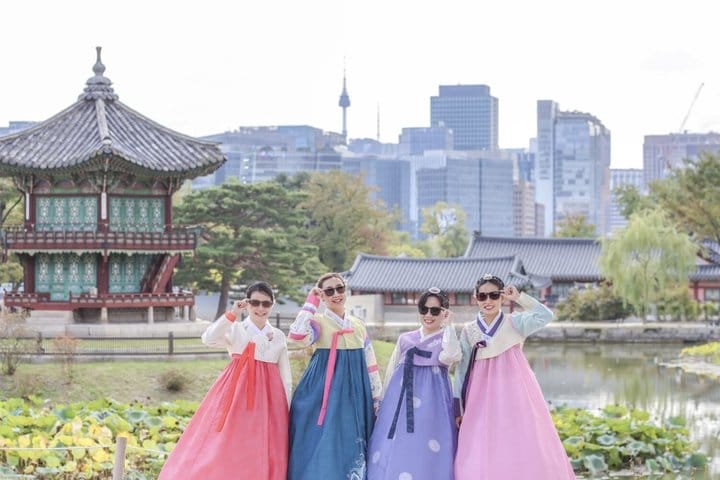 Korea hanbok private photoshoot in gyeongbokgung palace (family/group)