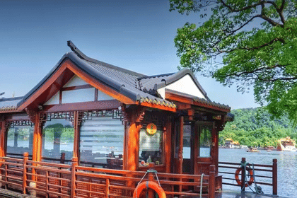 Hangzhou West Lake: Dual Intangible Cultural Heritage Experience (Gaily-Painted Boat + Hanfu/Hairpin Photo Shoot)