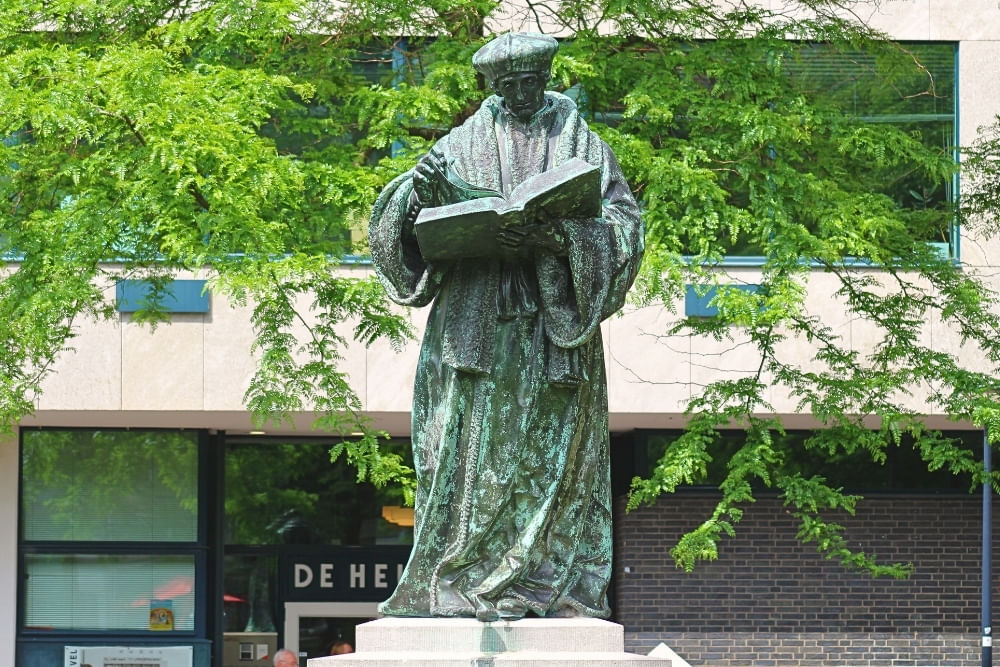 Statue of Erasmus in Rotterdam at Laurenskerk to discover during the city game.