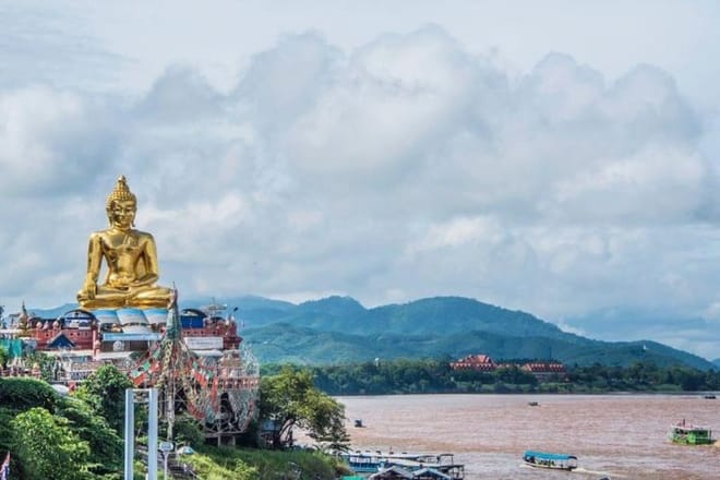 Chiang Mai-Chiang Rai: White-Blue Temple-Black Musuem-Golden Triangle-Boat Trip Mekong River-Karen Village 3