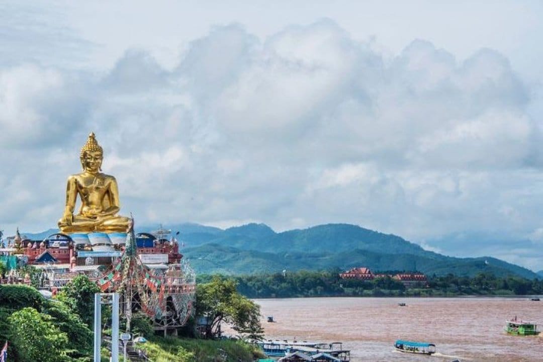 Chiang Mai-Chiang Rai: White-Blue Temple-Black Musuem-Golden Triangle-Boat Trip Mekong River-Karen Village 3