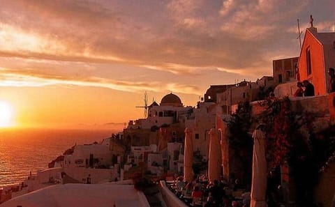 Roundtrip Transport to Oia, Santorini for Scenic Exploration