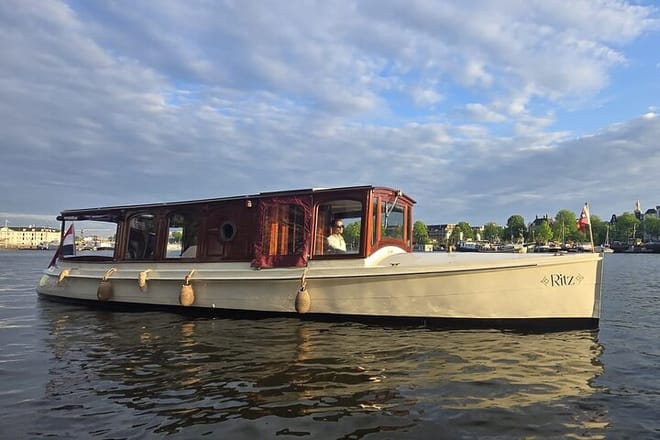 Private Saloon boat Ritz with restroom for a luxury and scenic transfer to the windmill village