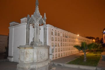 Night Tour of Presbítero Maestro Cemetery in Lima