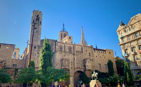 Private Tour of Barcelona's Old Town and Gaudí Architecture