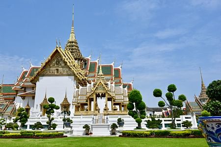 Bangkok Landmark Tour: Grand Palace, Reclining Buddha & Riverside Lunch