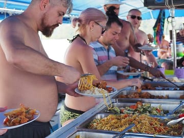 Lunch on board fresh cooking by chef on the boat !