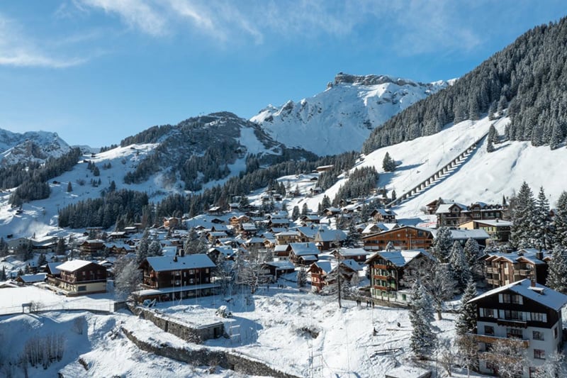 Mürren vista do alto no inverno, pendurada no paredão a 1.638 metros.