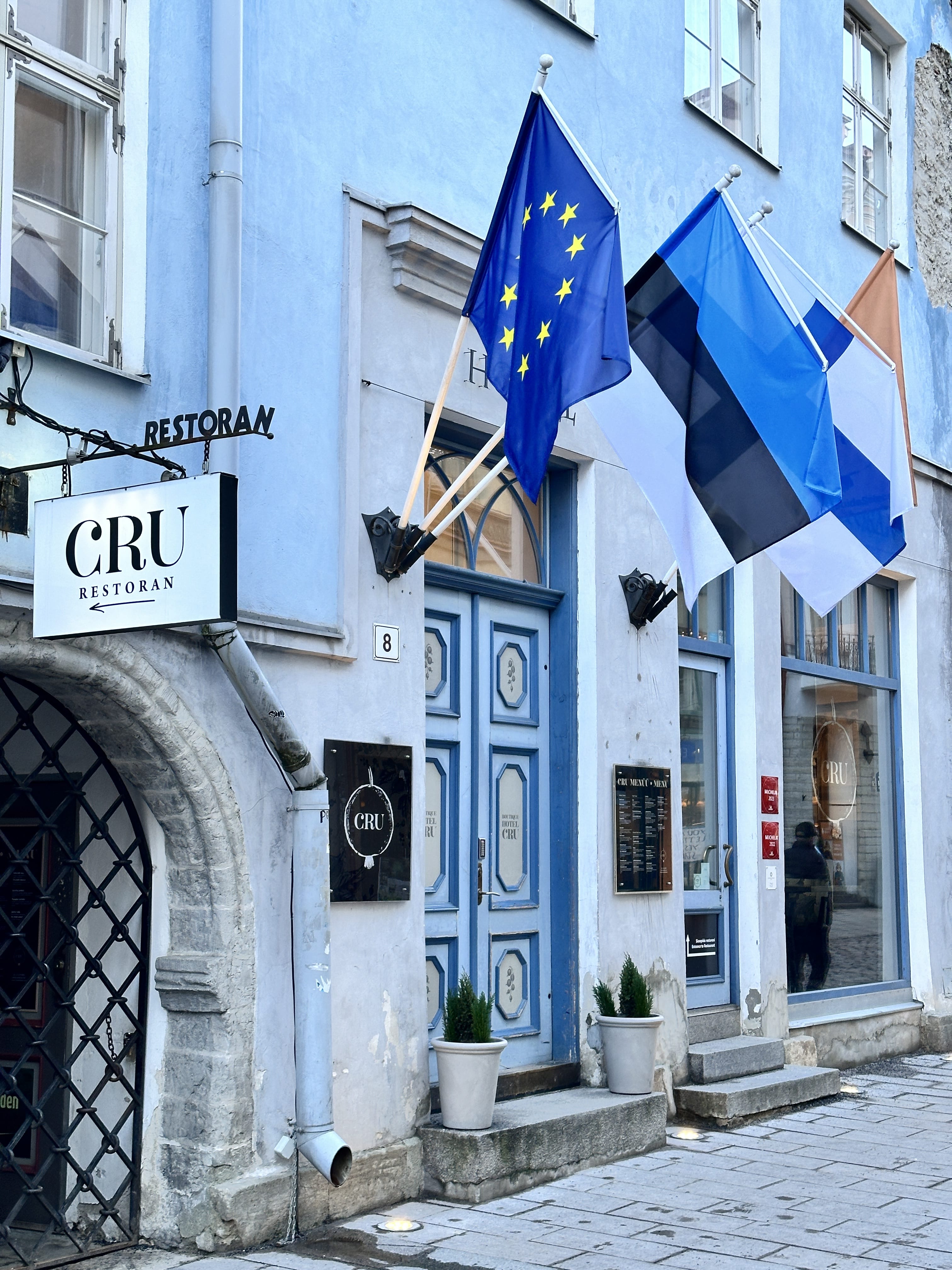 Tallinn: 4 hours private sightseeing tour by walk + VIP Car