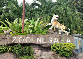 مدخل حديقة حيوان نيجارا في ماليزيا، مع تمثال نمر على لافتة تحمل اسم الحديقة