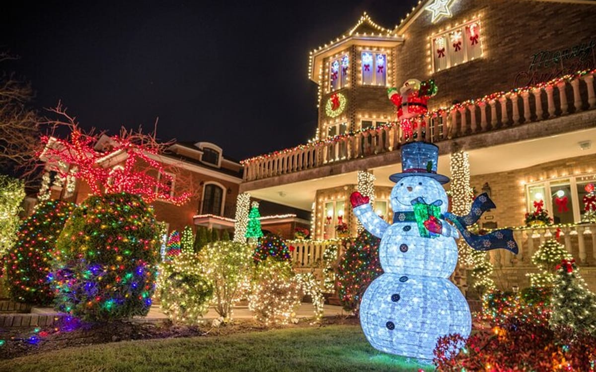 NYC Dyker Heights Luxury Holiday Lights Tour & Hot Cocoa