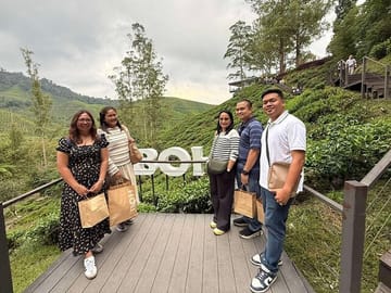 Photo stop at famous BOH Tea Plantation – Sungai Palas
