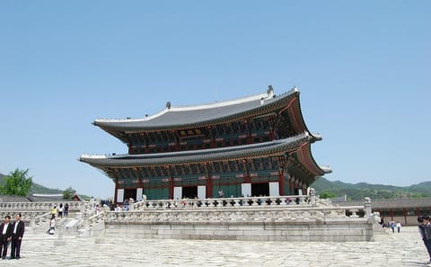 Gyeongbok Palace and Korean Folk Village Day Tour in Seoul