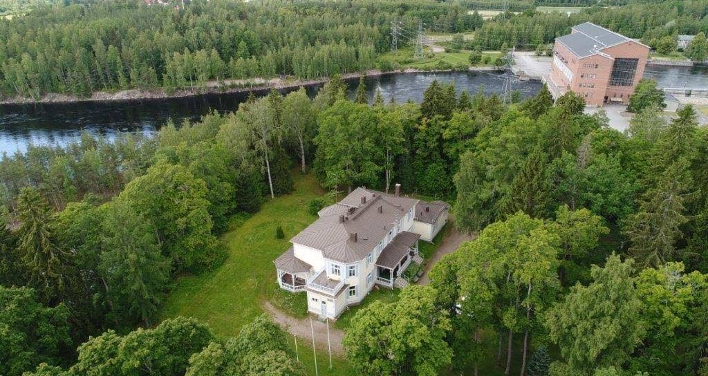 Neitsytniemi manor house surrounded by trees in Imatra