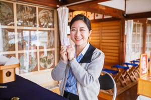 주임 신부에게 역사를 배우고, 꽃 천장을 감상하고, 부적 만들기 체험을 해보세요.