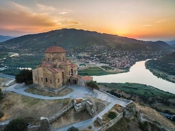 4 Full days in Georgia with private tour, free aiport