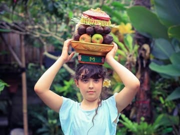 Bring Gebogan Offering