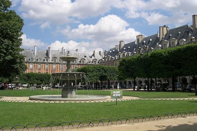 Place des Vosges: Discover the oldest planned square in Paris with your local expert guide