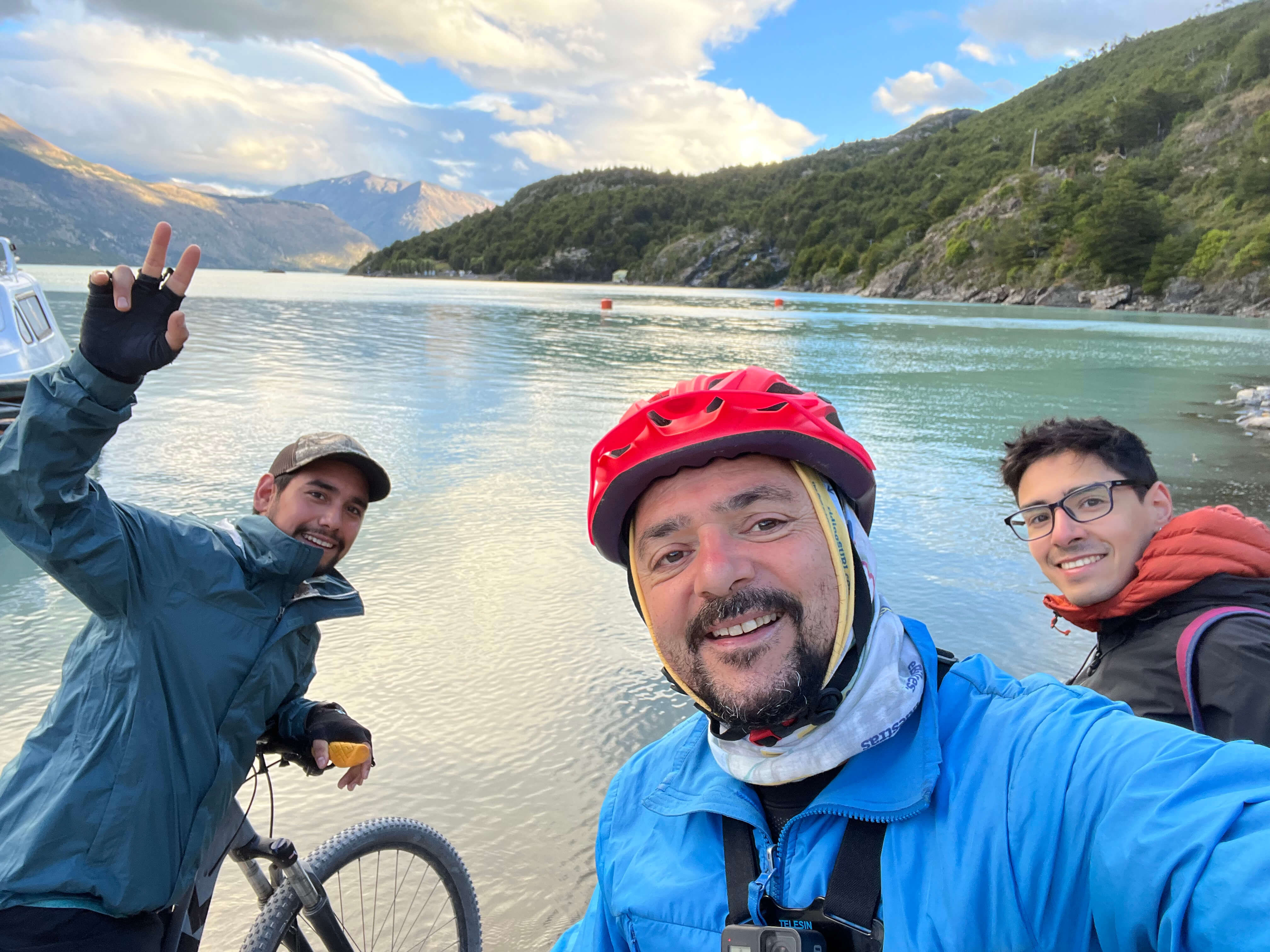 Cada más más personas llegan pedaleando en bicis eléctricas al Fin de la Carretera Austral