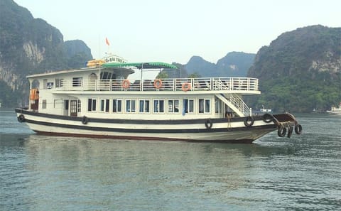 Halong Bay Day Cruise with Kayaking and Thien Cung Cave Visit
