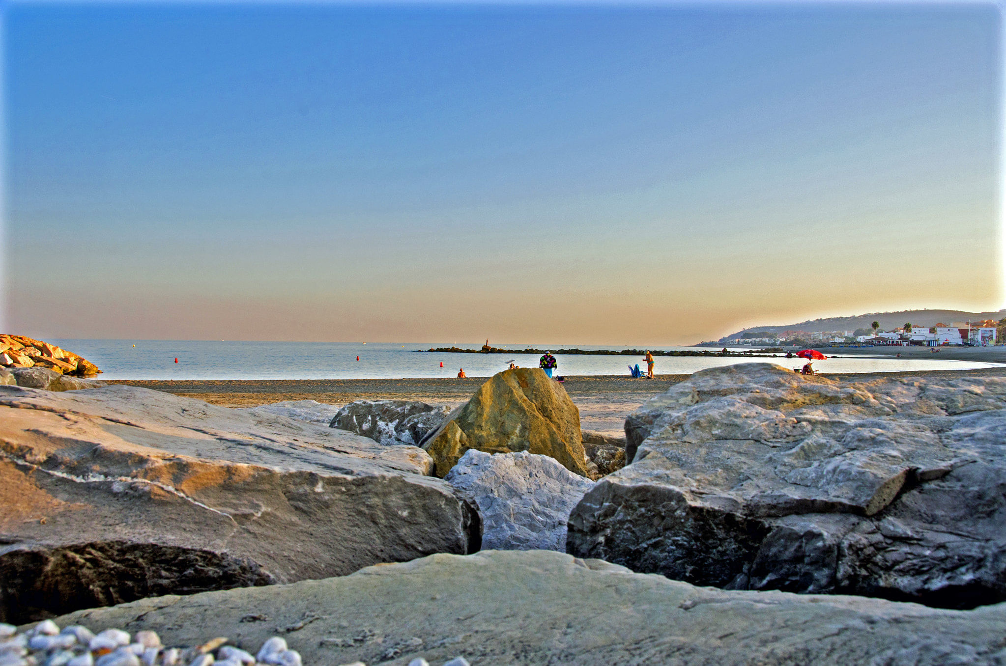 Walk around the port and discover its shops, bars and corners full of Mediterranean charm.