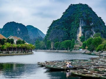 Ninh Binh Daily Tour: Hoa Lu Tam Coc Boat Trip, Bike & Limousine
