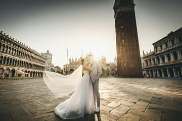 Romantic Couple Photoshoot Walking Tour in Venice