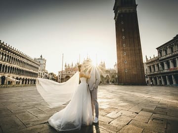 Romantic Couple Photoshoot Walking Tour in Venice