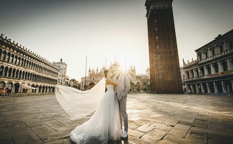 Romantic Couple Photoshoot Walking Tour in Venice