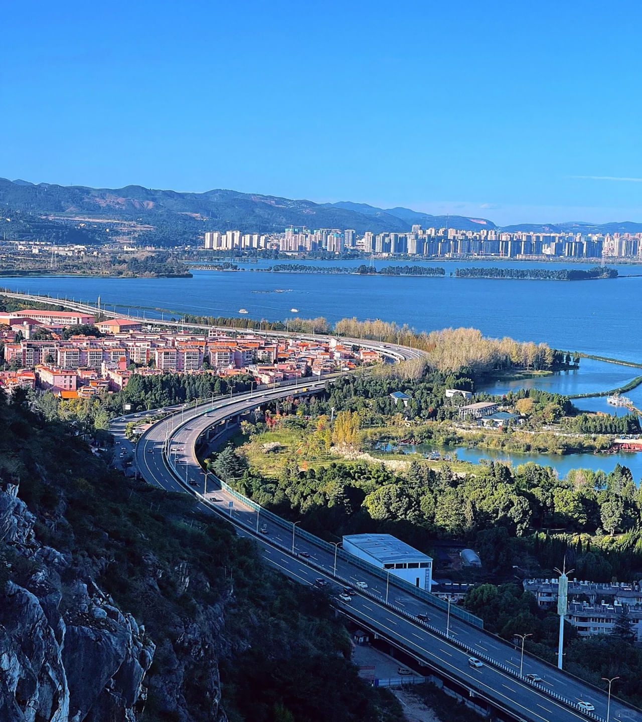 When you climb to the middle of Xishan, there is a plateform to check the view of Dianchi lake