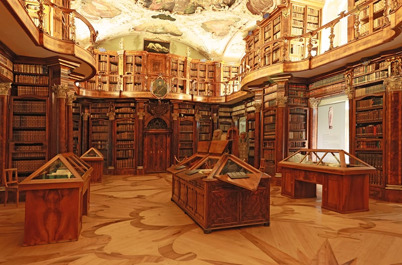 O salão barroco da Biblioteca da Abadia de St. Gallen, Patrimônio da UNESCO, com manuscritos de mais de mil anos.