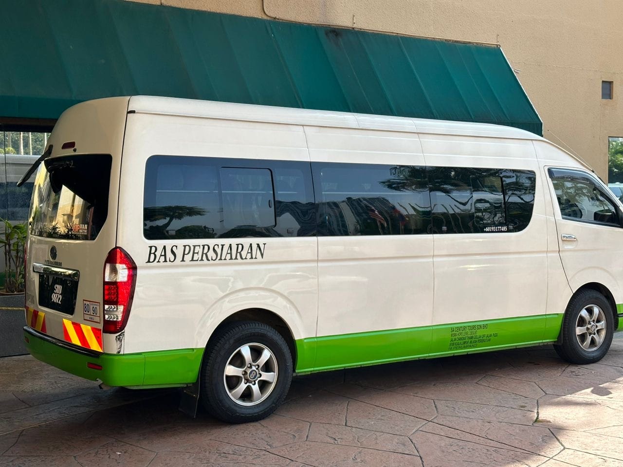 سياره فان  مريحة للمجموعات الكبيرة، مثالية للجولات السياحية والتنقل الجماعي، مزودة بمقاعد مريحة وتكيف