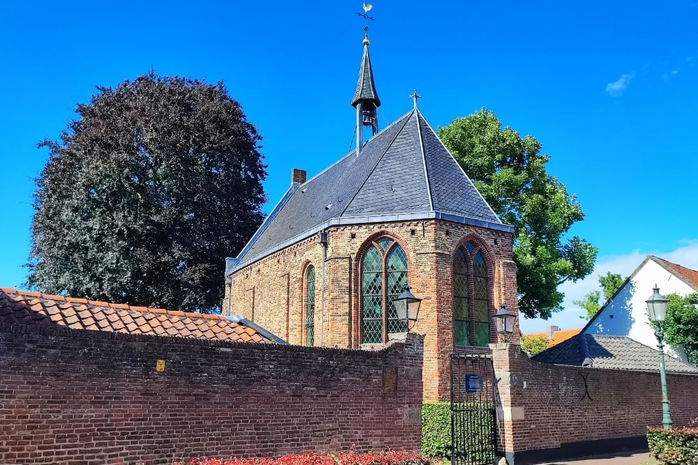 Street view of the Hofje De Armen De Poth along the route of the outdoor escape game City Detective Amersfoort.