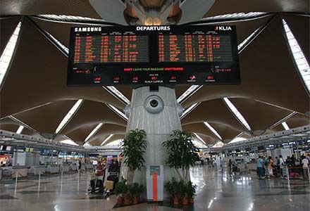 خدمة استقبال في المطار مع سائق محترف ولوحة ترحيبية، نقل مريح بسيارات مكيفة إلى الفندق أو أي وجهة تختارها.