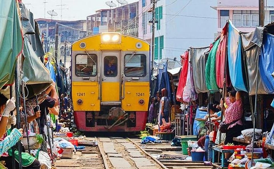 Bangkok – Damnoen Saduak and Train Market Private Tour
