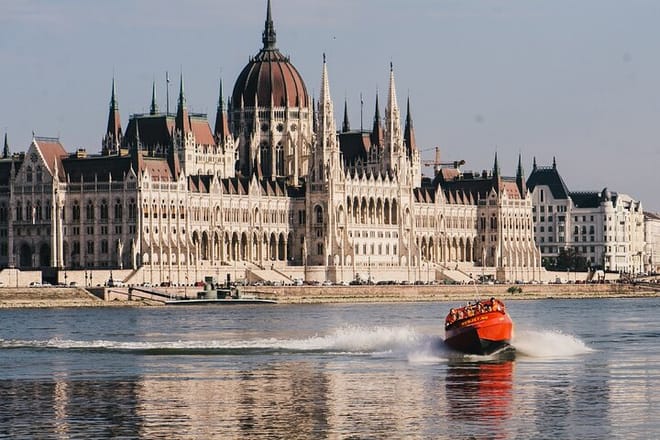 Speed boat cruise on Budapest Danube river and private airport transfer package 7