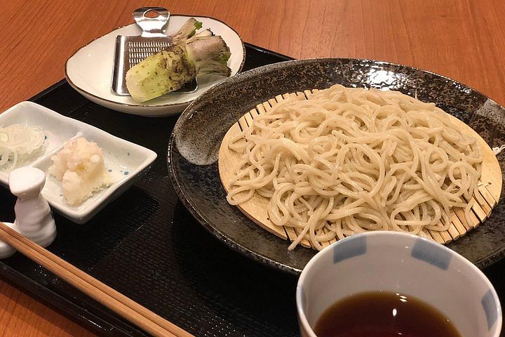 A Japanese food experience plan in Sapporo where you can enjoy tempura and 3 types of Hokkaido-only sake along with a soba making experience