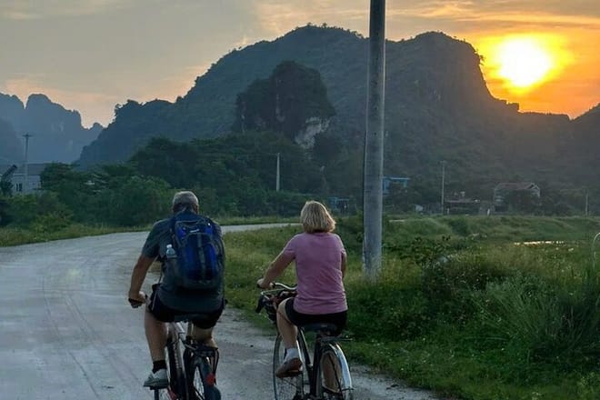 Hoa Lu - Mua Cave - Local Market -Tam Coc - Bich Dong 2days small group tour 9