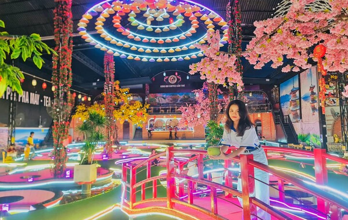 Mekong River Sunset and Explore Brilliant City