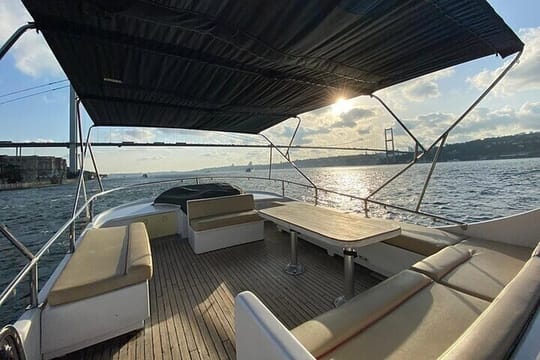 Private Bosphorus Yacht Cruise in Istanbul (2-Hour Luxury Tour)