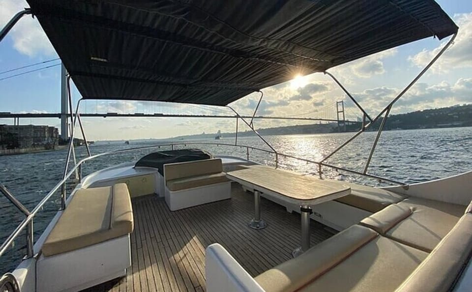 Private Bosphorus Yacht Cruise in Istanbul (2-Hour Luxury Tour)