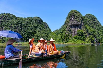 Ninh Ninh daily tour: Am Tien Cave- Mua Cave and Trang An boat ride
