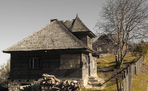 Small-Group Hiking Tour of Romanian Mountain Villages from Brașov