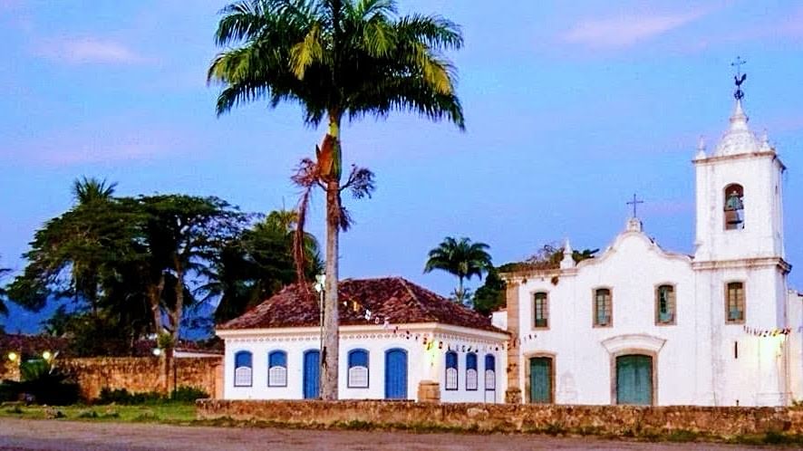 Colonial church and buildings in Paraty’s historic center, a reference point for private transfer pick-up to Rio de Janeiro.