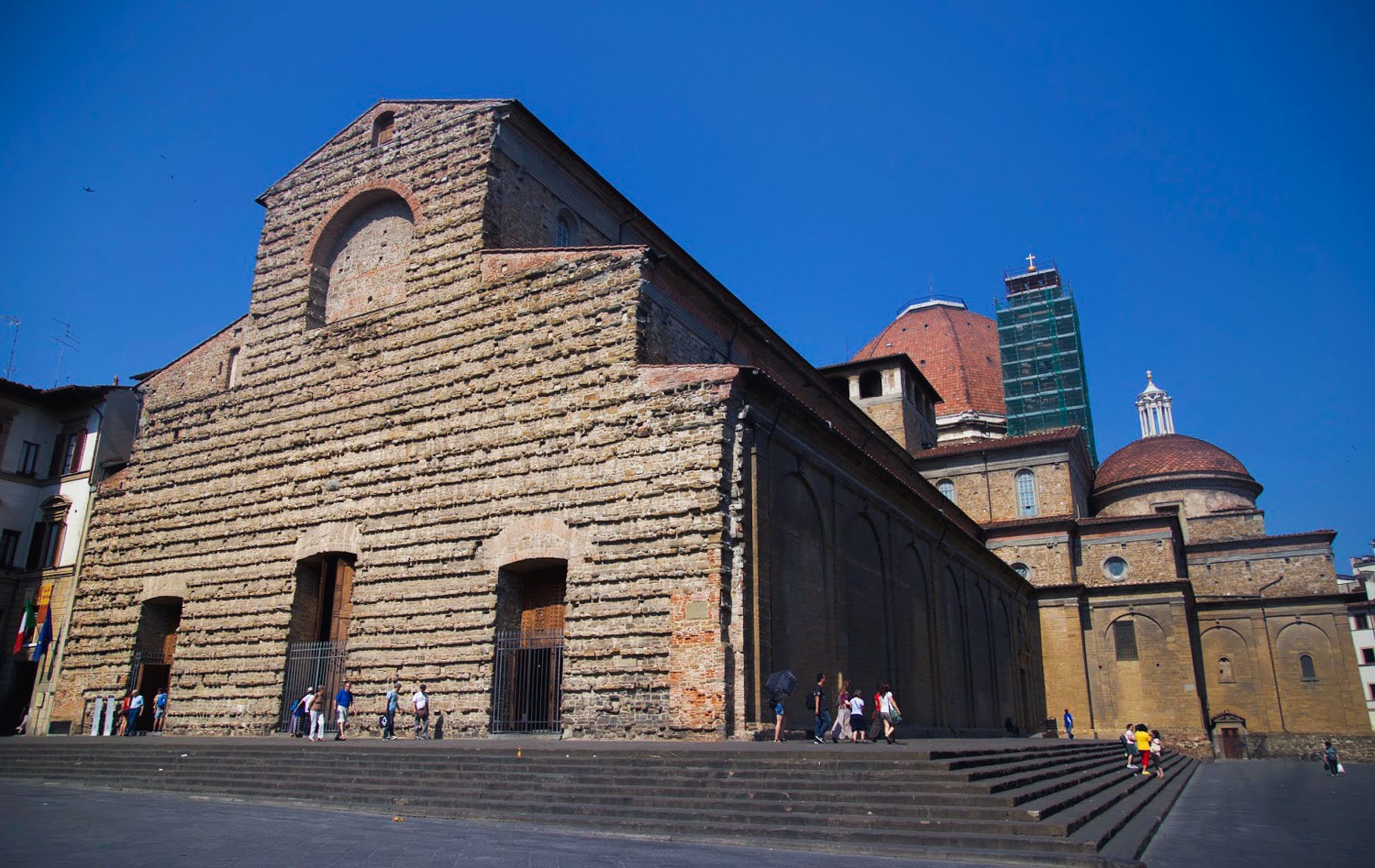 External view of the San Lorenzo Church and Medici Chapels in the background