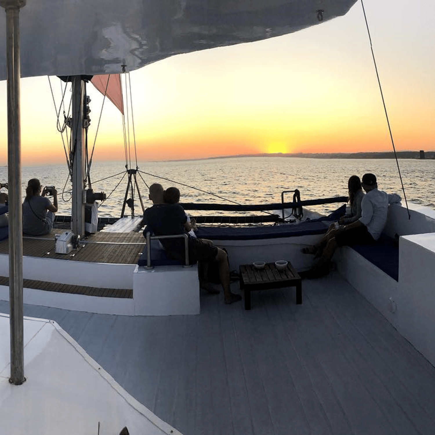 Catamarã ao pôr do sol no Tejo